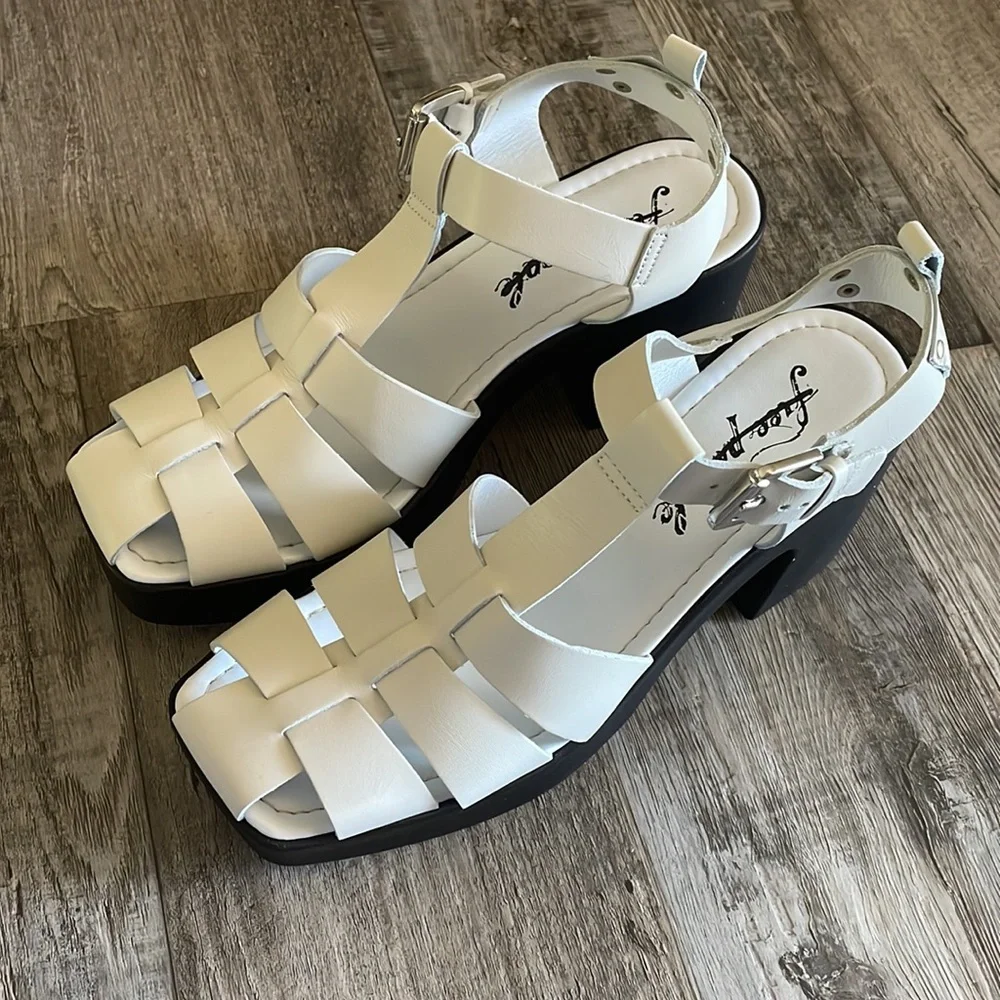 Free People NWOT pacific off white & black platform fisherman sandal